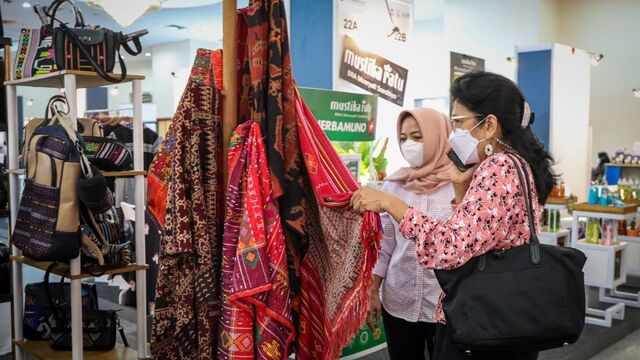 Produk Lokal vs Produk Impor: Persaingan di Pasar Modern
